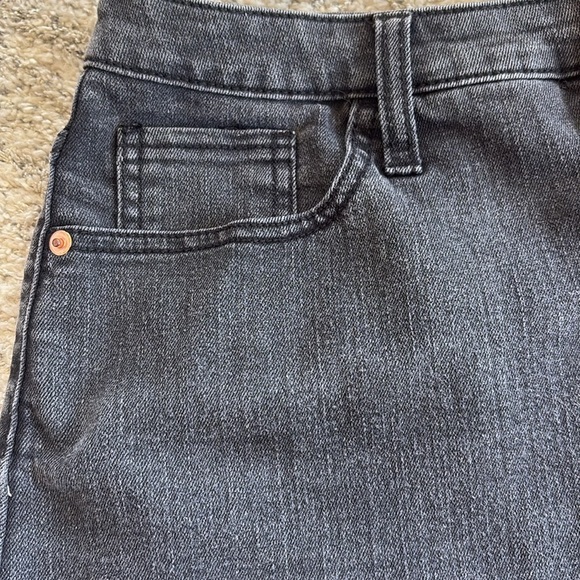 Women's Black Denim Shorts
2front/ 2back pockets
zip and button front closure - Picture 3 of 10